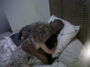 knuffelen met opa vlieger. Ebony and Ivory