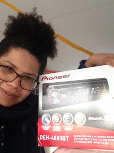 blij met mijn cadeau: veiliger bellen dankzij mijn nieuwe autoradio én MP3'tjes kunnen afluisteren. Helemaal blij..